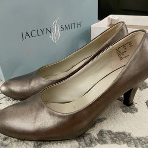 Jacklyn Smith
Silver Grey Kitten Heel (1.5in)
Size 6 US